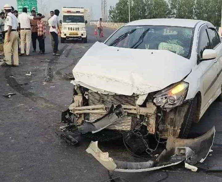 బైపాస్పై బారికేడ్ను ఢీకొట్టిన కారు - Udayam