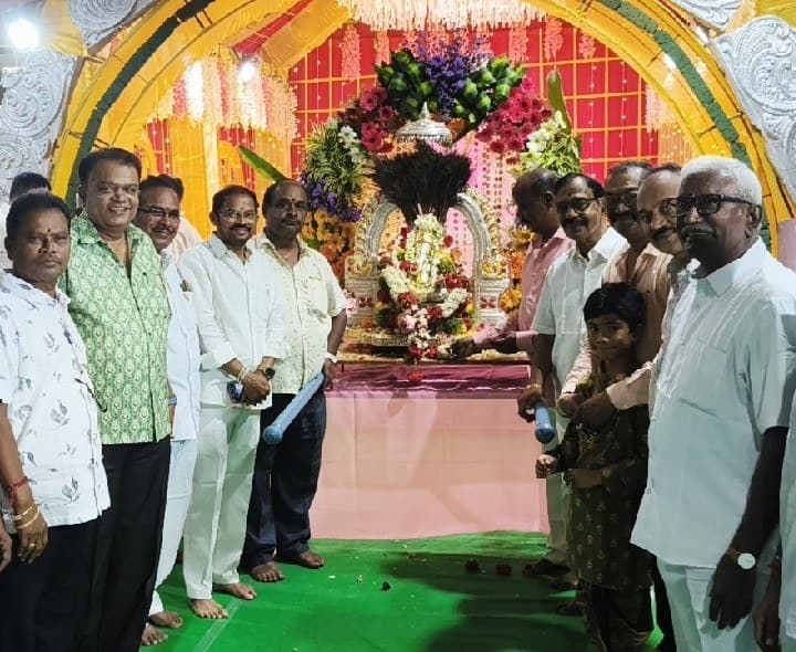 వెండి వినాయకుడికి ప్రత్యేక పూజలు - Udayam