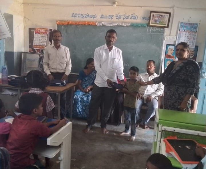 రాణిపేట పాఠశాలలో విద్యార్థులకు ఏకరూప దుస్తుల పంపిణీ - Udayam
