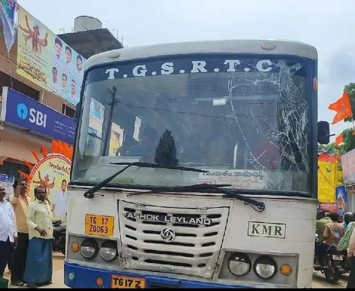 బస్టాప్ లో ఆపని బస్సు.. మహిళకు తీవ్ర గాయాలు - Udayam