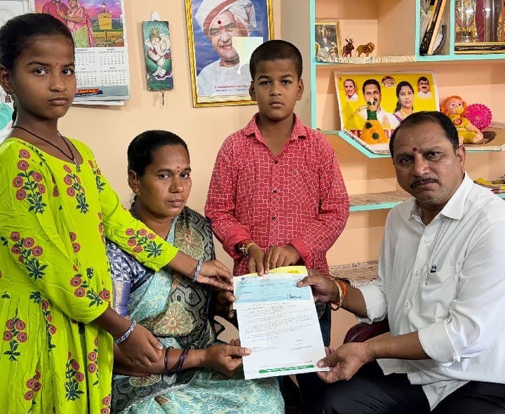 కార్యకర్త కుటుంబానికి అండగా నిలిచిన ఎమ్మెల్యే - Udayam