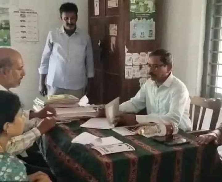 పశువైద్య కేంద్రలో జేడి , ఏడీ ఆకస్మిక తనిఖీలు - Udayam