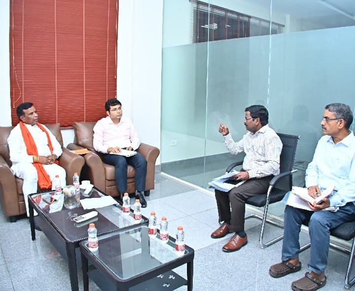 అర్బన్ అభివృద్ధిపై ఎమ్మెల్యే సమీక్ష - Udayam