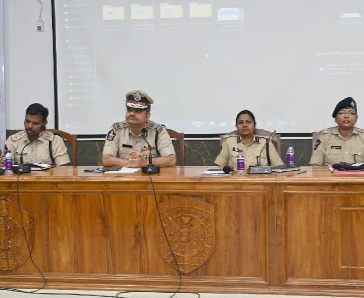 ఇన్స్పెక్టర్ల పనితీరును పరిసిలించిన సిపి - Udayam
