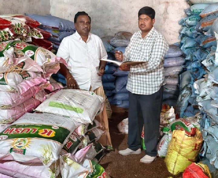 ఎరువుల దుకాణాల్లో ఏఓ తనిఖీలు - Udayam