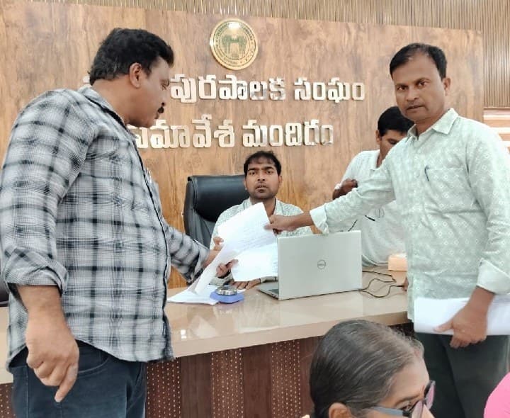 భగీరథ పైపులైన్కు అడ్డుగా ఉన్న విద్యుత్ స్తంభం మార్చాలని వినతి - Udayam