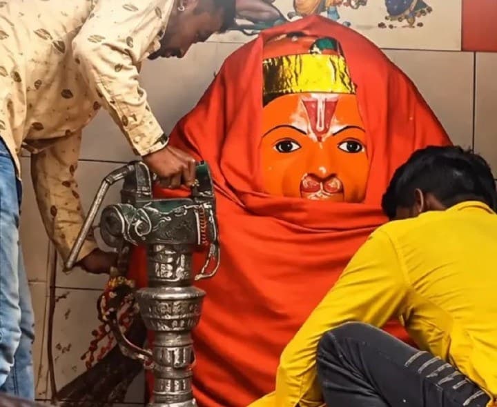 కదలని హనుమంతుడి విగ్రహం.. భక్తుల్లో చర్చ - Udayam