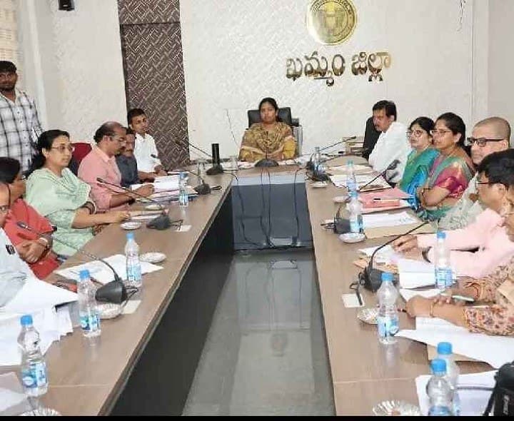 ఆసుపత్రుల నిబంధనలపై కలెక్టరేట్లో సమీక్ష - Udayam