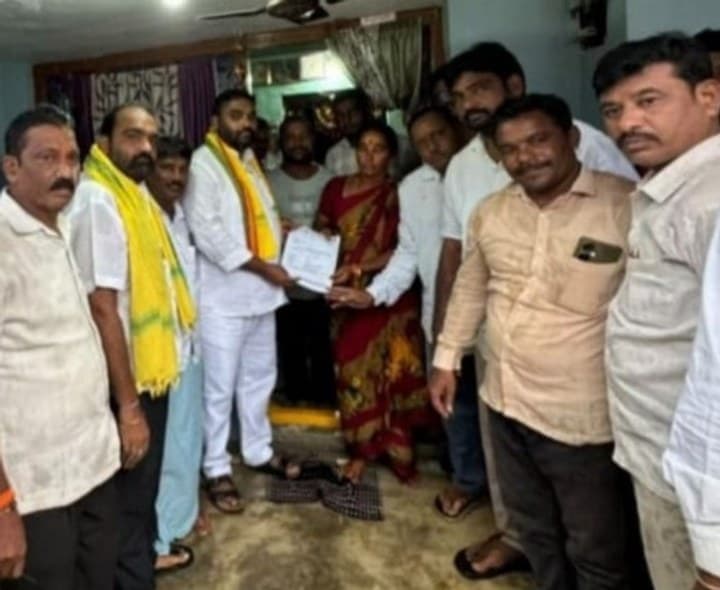 కార్యకర్తకు ప్రమాద భీమా చెక్కు అందజేత - Udayam