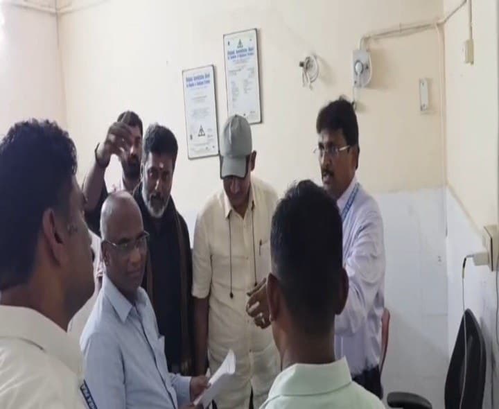 హాస్పిటల్లో విజిలెన్స్ తనిఖీలు - Udayam
