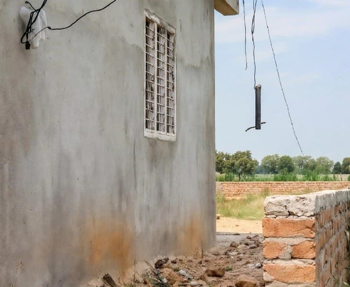 అసంపూర్తి భవనంలో స్కూల్.. భద్రతపై ఆందోళన - Udayam