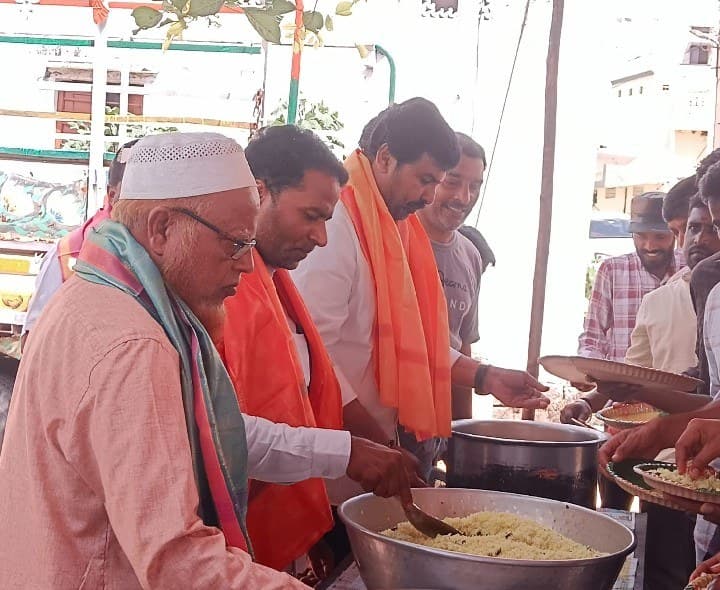 అన్నదాన కార్యక్రమంలో సంజీవ్ ముదిరాజ్ - Udayam