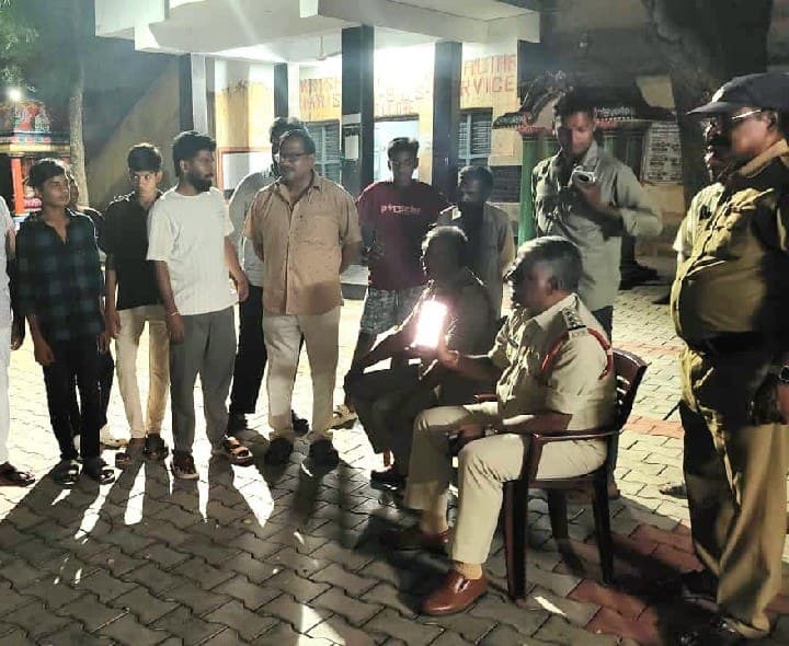 దొడ్డిపల్లిలో పోలీసుల ‘పల్లెనిద్ర’ - Udayam