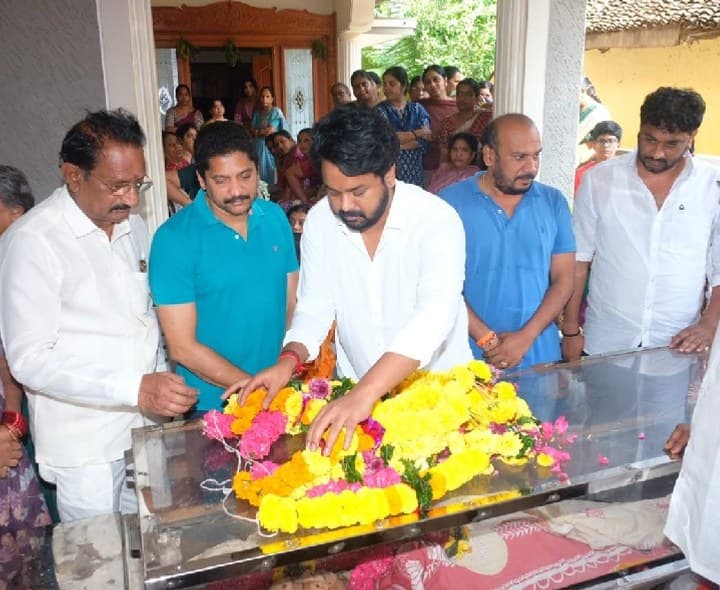 మాజీ మున్సిపల్ చైర్మన్ సతీమణి పార్థివ దేహానికి నివాళులర్పించినం ఎంపీ - Udayam