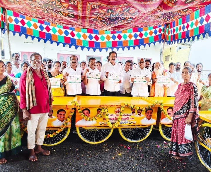 పేద కుటుంబాలకు ఉచితంగా 10 తోపుడు బండ్లు - Udayam