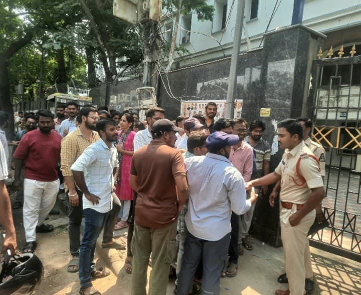 ఏఈఈ పరీక్ష వాయిదా వేయాలని నిరసన - Udayam