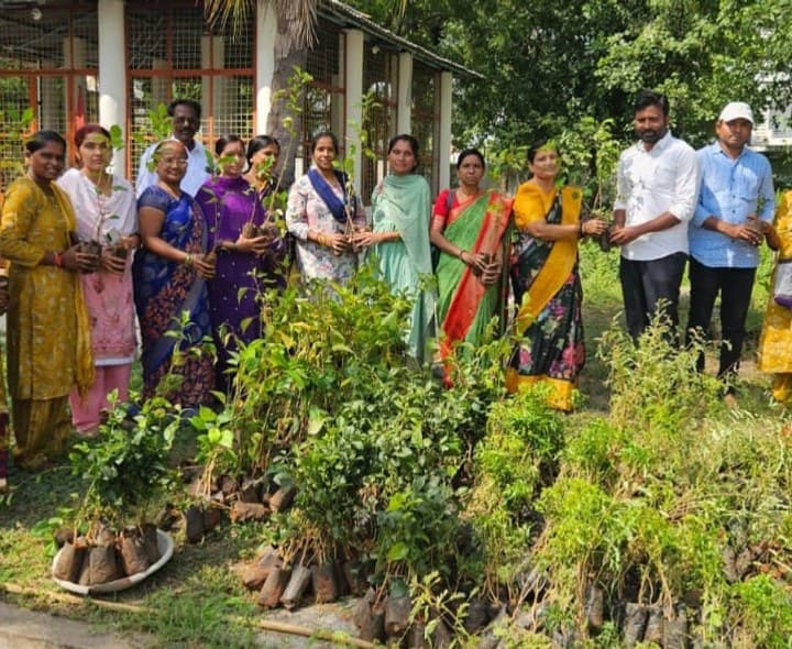 ధరూర్ క్యాంప్లో ఉచిత మొక్కల పంపిణీ - Udayam