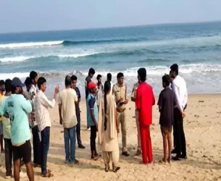 విశాఖలో విషాదం.. ముగ్గురు విద్యార్థుల మృతదేహాలు లభ్యం - Udayam