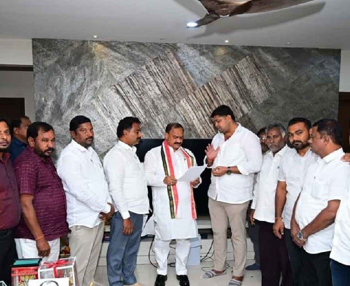 ఉద్యోగుల సమస్యల పరిష్కారానికి కృషి చేయాలి - Udayam
