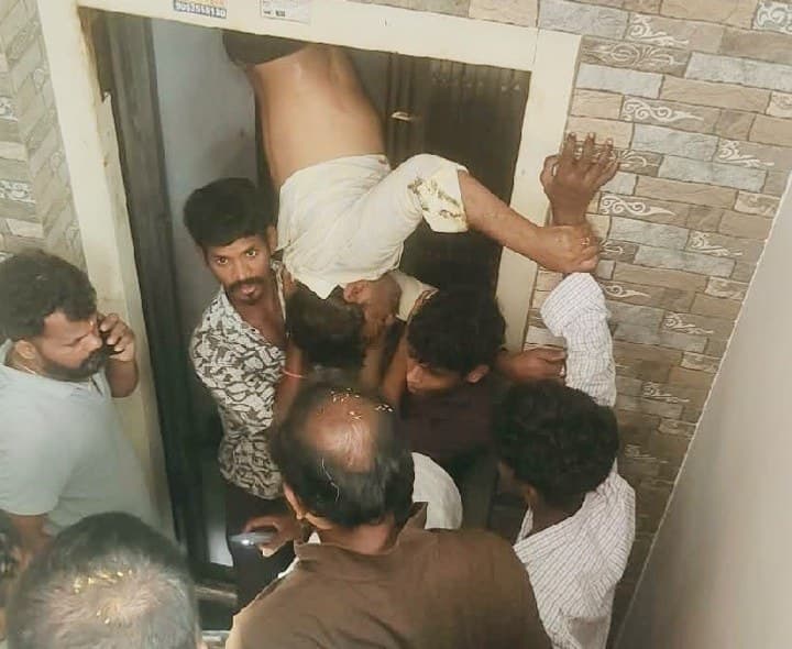 లిఫ్ట్లో చిక్కుకున్న వ్యక్తిని రక్షించిన హైడ్రా - Udayam