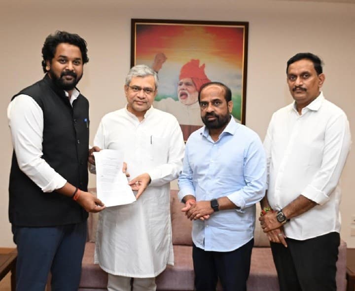 కేంద్ర రైల్వే శాఖ మంత్రి ను కలసిన అమలాపురం ఎంపీ - Udayam