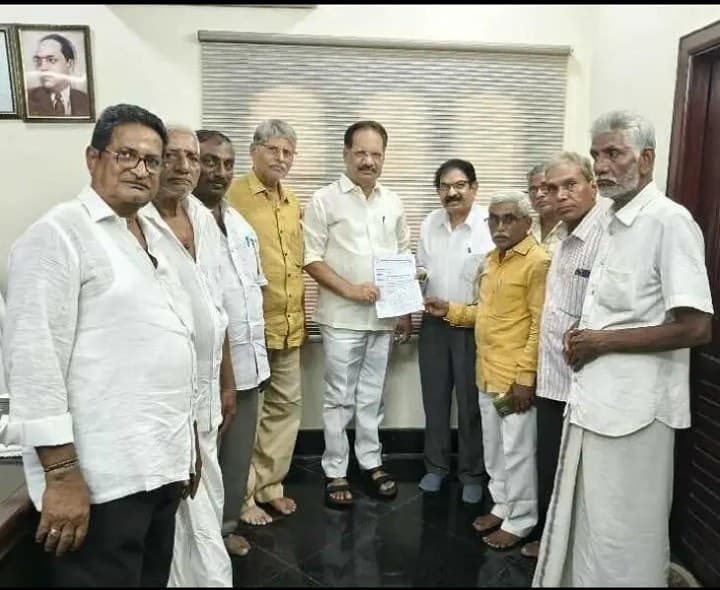 చేనేత సంఘాల బకాయిలు చెల్లించాలని వినతి - Udayam
