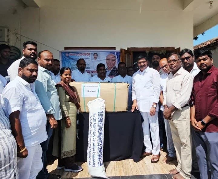 పాఠశాలలకు రూ 6 లక్షల విలువైన సామగ్రి విరాళం - Udayam
