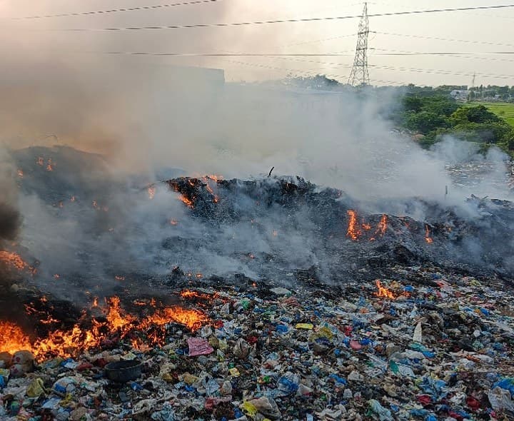 చెత్తతో అవస్థలు పడుతున్న నేత కార్మికులు