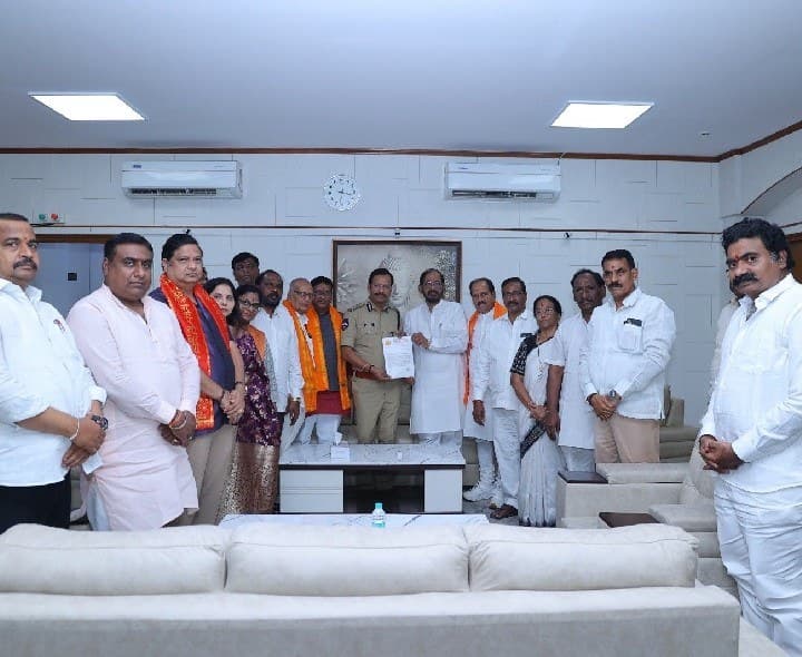 సీపీ సజ్జనార్కు భాగ్యనగర్ గణేష్ సమితి ప్రతినిధుల ఫిర్యాదు - Udayam