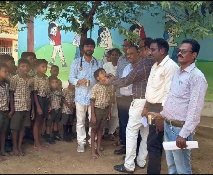 బుర్జలో పిల్లలకు ఆల్బెండజోల్ మాత్రలు - Udayam