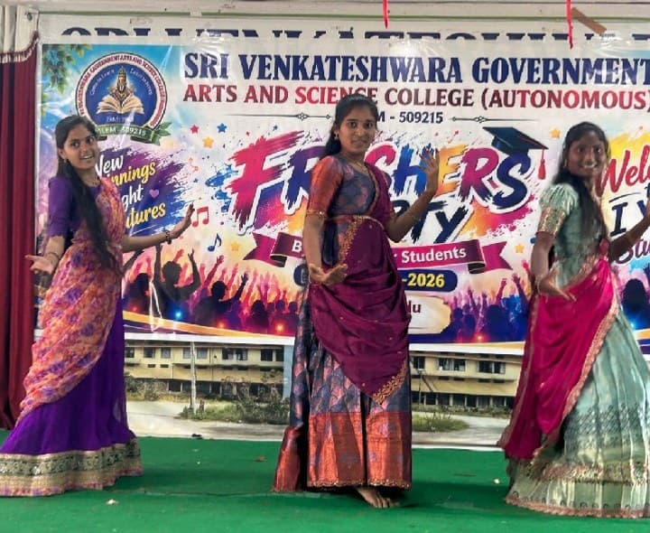 శ్రీ వెంకటేశ్వర ప్రభుత్వ కళాశాలలో ఫ్రెషర్స్ పార్టీ - Udayam