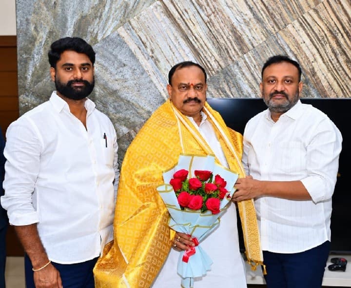 టీపీసీసీ అధ్యక్షుడికి సన్మానం - Udayam