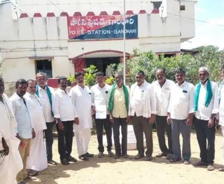 ఏవో రాజలింగంపై కేసు నమోదు చేయాలని డిమాండ్ - Udayam