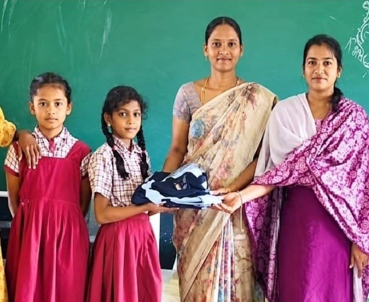 విద్యార్థులకు యూనిఫామ్స్ పంపిణీ - Udayam