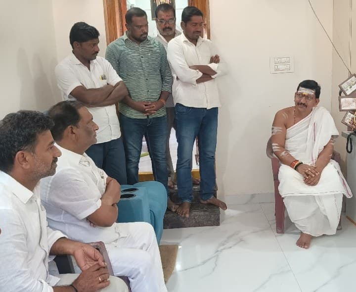 బాచంపల్లి సంతోష్ కుమార్ శాస్త్రి కుటుంబాన్ని పరామర్శించిన కొప్పుల ఈశ్వర్ - Udayam