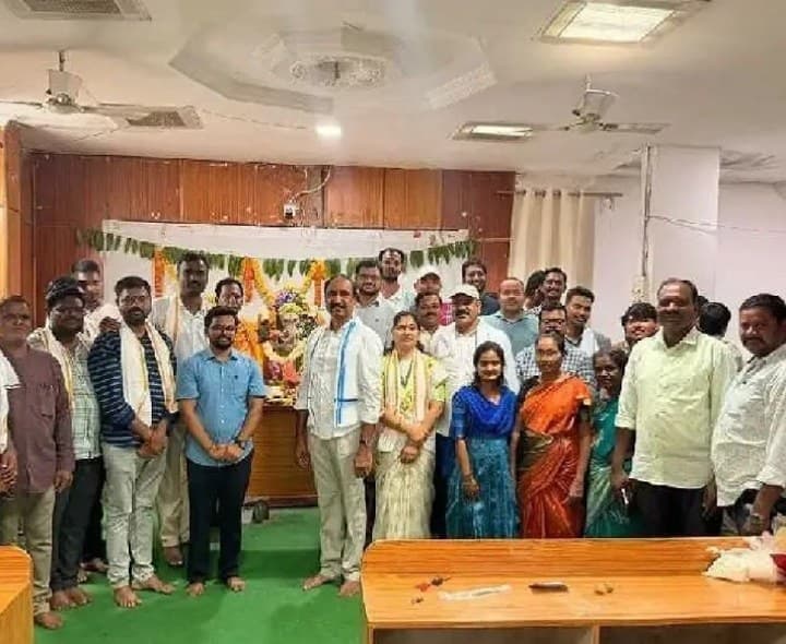 మున్సిపల్ ఆఫీస్ లో మట్టి వినాయకుడి ప్రతిష్ఠ - Udayam