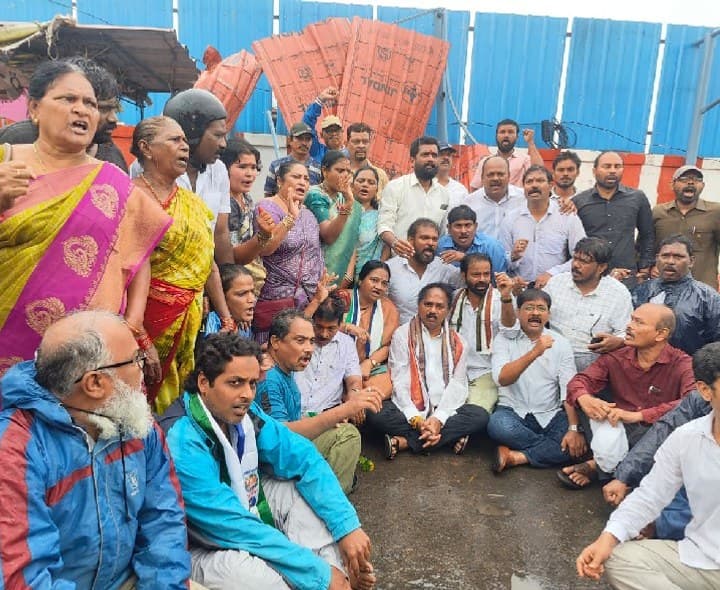 భక్తులతో రోడ్డుపై బైఠాయించిన మాజీ ఎమ్మెల్యే వాసుపల్లి గణేష్ కుమార్ నిరసన - Udayam