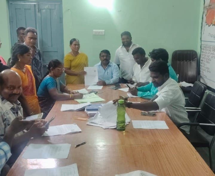 గడ్కోల్లో ఎస్ఐఆర్ దరఖాస్తుల పరిశీలన - Udayam