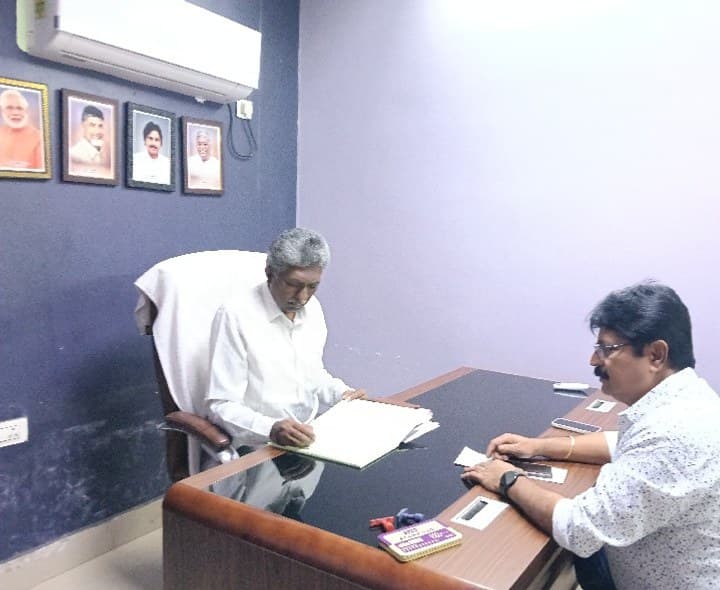 కిర్లంపూడి మండల ప్రత్యేక అధికారిగా శ్రీనివాసరెడ్డి బాధ్యతలు స్వీకరణ - Udayam